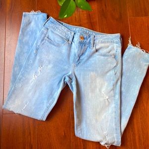 American Eagle - Lightwash Distressed Jeggings